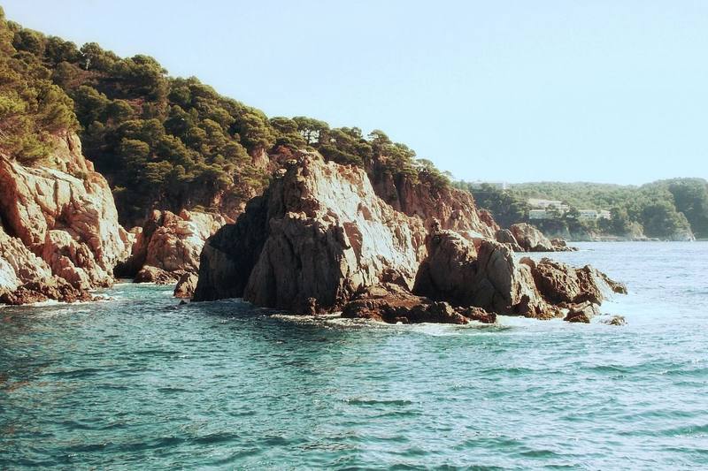 Acantilados de roca rojiza de la Costa Brava